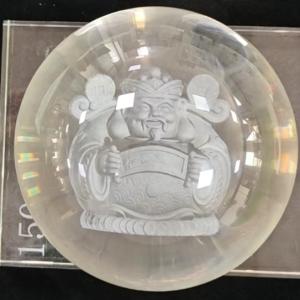 How to engrave the image inside the crystal ball 